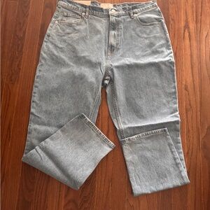 NWT Everlane Original Cheeky Jean size 33, high rise.
